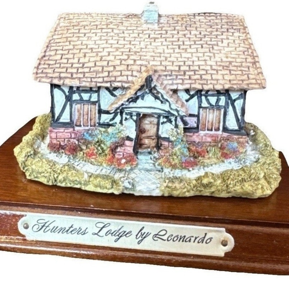 Leonardo Little Nook Village Hunters Lodge Vintage 1988 Figurine LN-18 Cottage